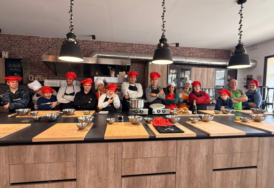 Foto di gruppo in cucina durante il laboratorio con Crumb Cooking School