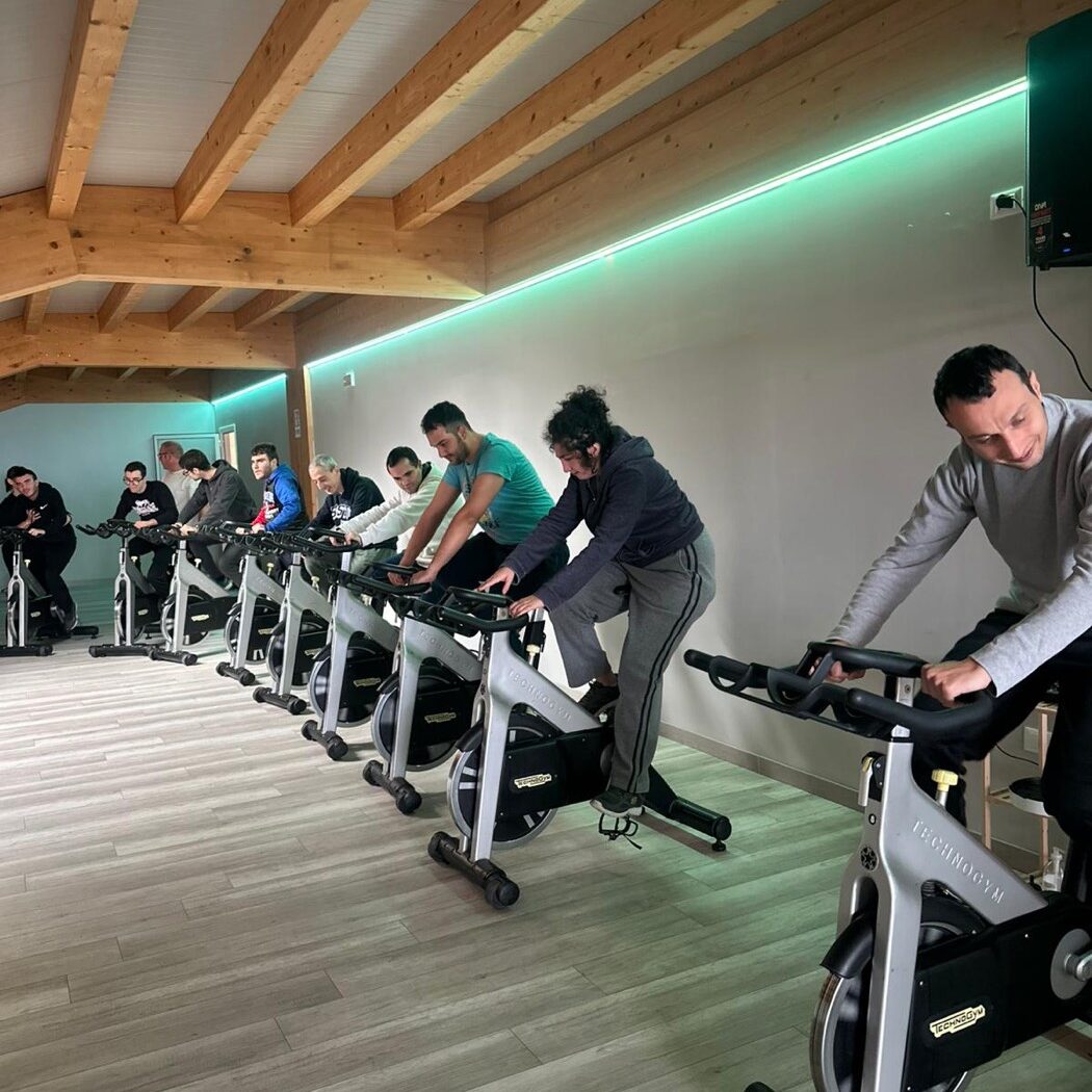 Allenamento in palestra inclusiva con cyclette