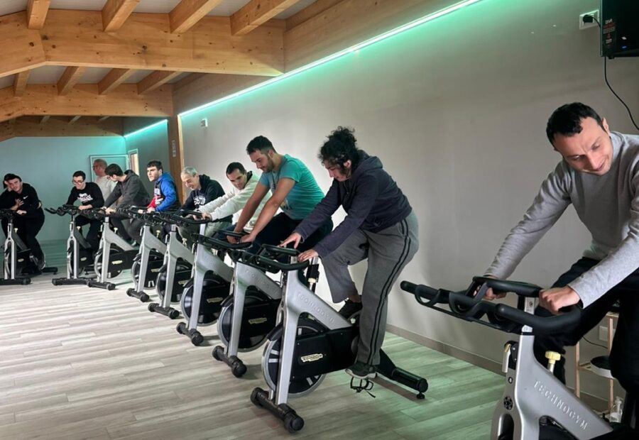 Allenamento in palestra inclusiva con cyclette