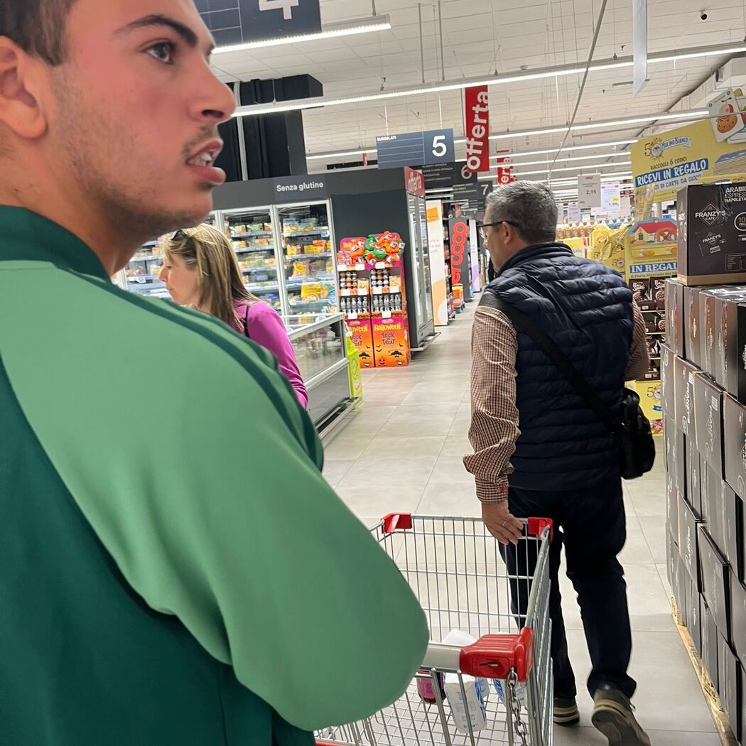 Ragazzo fa la spesa al supermercato durante un'attività di autonomia