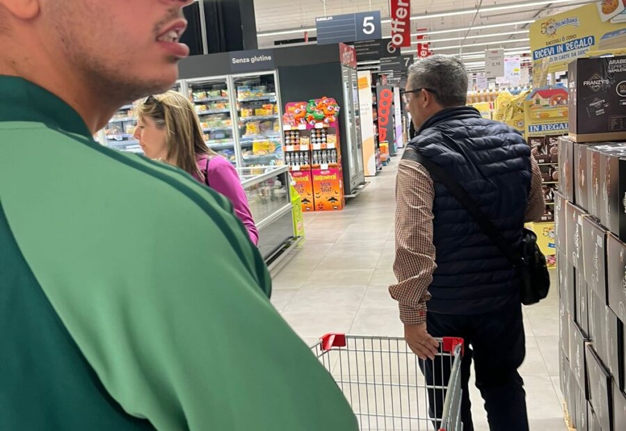 Ragazzo fa la spesa al supermercato durante un'attività di autonomia